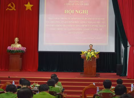 Đại tá Huỳnh Đấu Tranh, Phó Giám đốc Công an TP Cần Thơ phát biểu chỉ đạo tại Hội nghị.