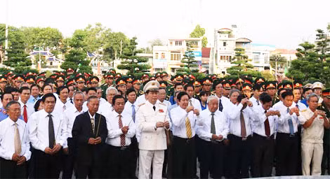 Đại tướng Trần Đại Quang, Ủy viên Bộ Chính trị, Bộ trưởng Bộ Công an cùng các đại biểu dâng hoa, thắp hương tại Nghĩa trang liệt sỹ tỉnh Đồng Tháp.