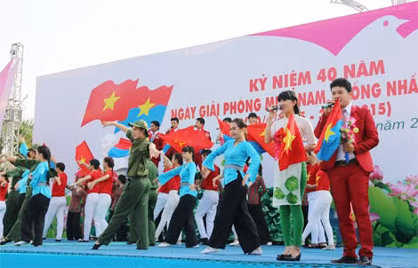 Một tiết mục văn nghệ của Đoàn văn công tỉnh Đồng Tháp tại Lễ kỷ niệm.