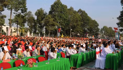 Đông đảo các ban, ngành, đoàn thể và nhân dân tỉnh Đồng Tháp đến tham dự Lễ kỷ niệm.