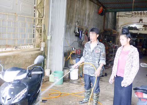 Anh Thanh (bên trái) với công việc hằng ngày tại xưởng sửa chữa xe máy. Anh Thanh (bên trái) với công việc hằng ngày tại xưởng sửa chữa xe máy.