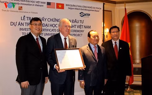 Bí thư Thành ủy TP Hồ Chí Minh Lê Thanh Hải trao giấy chứng nhận xây dựng trường Đại học Fulbright.