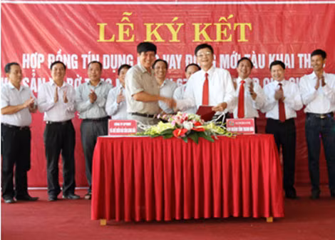 Đại diện Agribank và công ty vay vốn trong Lễ ký kết hợp đồng tín dụng đóng mới tàu hậu cần nghề cá.