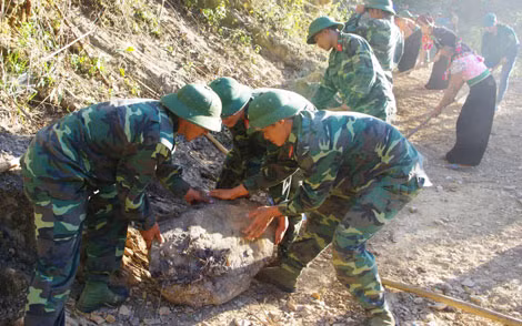 Cán bộ, chiến sĩ Đoàn 379 mở đường dân sinh vào bản Huổi Thủng, xã Na Cô Sa, huyện Nậm Pồ. Ảnh: Minh Hạnh.