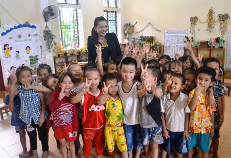 Cô giáo Đỗ Thị Thu Hà đã vượt qua nghịch cảnh trở thành cô giáo giỏi và giúp những người cùng cảnh ngộ hòa nhập cộng đồng.