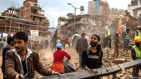 Trận động đất gây nhiều thương vong và phá hủy nhiều ngôi nhà ở Nepal. Ảnh: Getty Images, AP. Trận động đất gây nhiều thương vong và phá hủy nhiều ngôi nhà ở Nepal. Ảnh: Getty Images, AP.