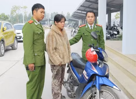 Đối tượng Liễu và chiếc xe máy dùng để bắt cóc cháu Hằng.