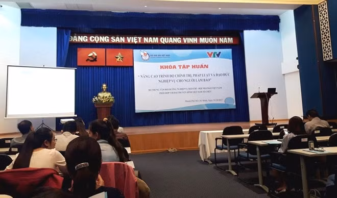 Tham gia lớp tập huấn là những nhà báo, phóng viên trẻ của nhiều cơ quan báo chí truyền thông ở phía Nam.