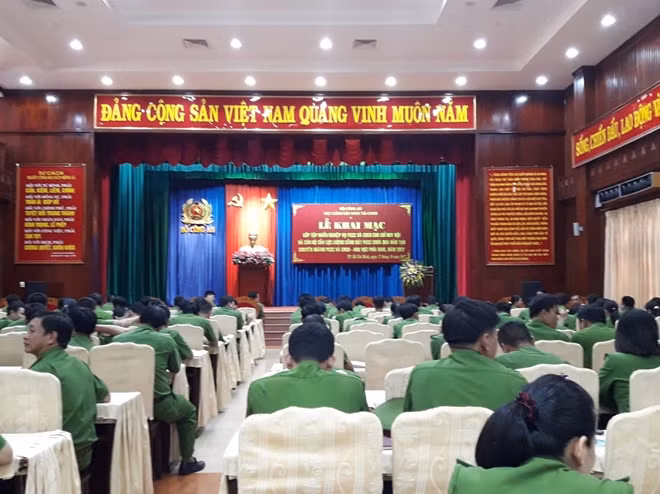 Có 188 cán bộ chiến sĩ PCCC và CNCH khu vực phía Nam tham gia tập huấn.