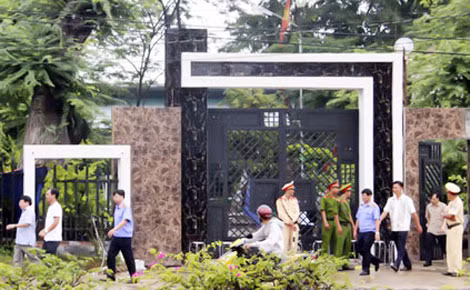 Vụ thảm án ở Bình Phước là điển hình cho việc một số tờ báo dùng “thuyết âm mưu” làm nhiễu loạn thông tin. Vụ thảm án ở Bình Phước là điển hình cho việc một số tờ báo dùng “thuyết âm mưu” làm nhiễu loạn thông tin.