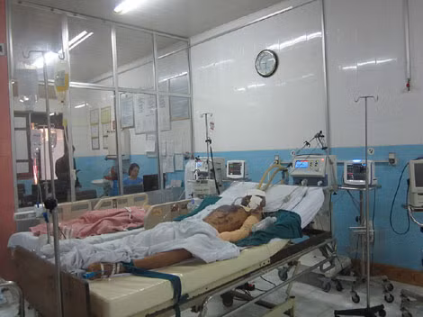 Nạn nhân bom mìn Trần Văn Hoàn khi đang cấp cứu.