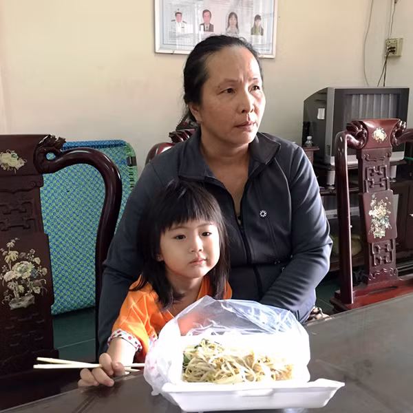 Bà Trang kể lại thời điểm sạt lở, khiến căn nhà sụp xuống sông. Bà Trang kể lại thời điểm sạt lở, khiến căn nhà sụp xuống sông.