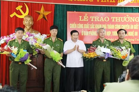 Ông Nguyễn Xuân Đường-Phó Bí thư, Chủ tịch UBND tỉnh Nghệ An tặng hoa chúc mừng và trao thưởng cho các đơn vị tham gia phá.