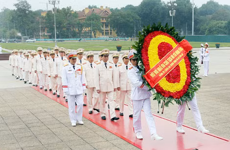 Đoàn đại biểu Đảng uỷ Công an Trung ương và Bộ Công an vào Lăng viếng Chủ tịch Hồ Chí Minh.