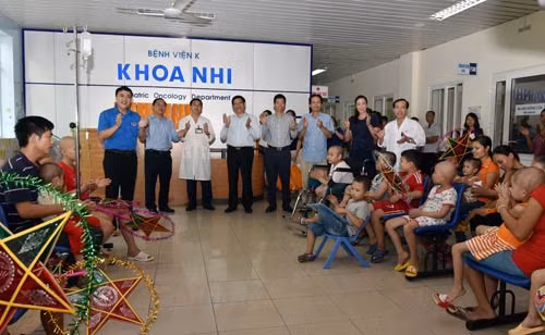 Thứ trưởng Bộ Y tế Nguyễn Thanh Long cùng Hội Thầy thuốc trẻ, Quỹ Vì ngày mai tươi sáng (Bộ Y tế) đã đến thăm và tặng quà cho các bệnh nhi. Thứ trưởng Bộ Y tế Nguyễn Thanh Long cùng Hội Thầy thuốc trẻ, Quỹ Vì ngày mai tươi sáng (Bộ Y tế) đã đến thăm và tặng quà cho các bệnh nhi.