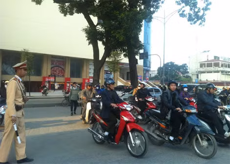 CSGT phải đứng ra phân luồng, hướng dẫn người dân không đi qua khu vực xảy ra sự cố.