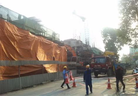 Một đoạn đường Trần Phú- Hà Đông vẫn được rào chắn để phục vụ điều tra.
