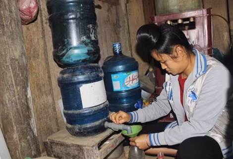 Lò Thị Thao đong rượu bán cho khách.