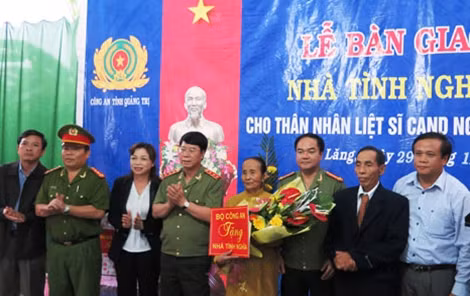 Thứ trưởng Bùi Văn Nam trao tặng nhà tình nghĩa cho gia đình liệt sĩ CAND Nguyễn Toại.