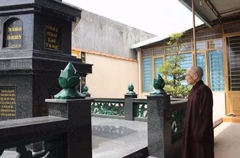 Ni sư Hoàng Thị Bích trò chuyện về việc dùng nấm lim xanh chữa bớt bệnh hiểm nghèo.