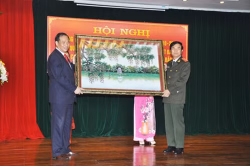 Thứ trưởng Thường trực Đặng Văn Hiếu tặng quà lưu niệm cho đồng chí Nguyễn Mạnh Hiển, Bí thư Tỉnh ủy, Chủ tịch UBND tỉnh Hải Dương.