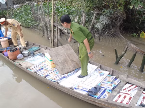 Công an Đồng Tháp bắt đối tượng vận chuyển thuốc lá lậu.