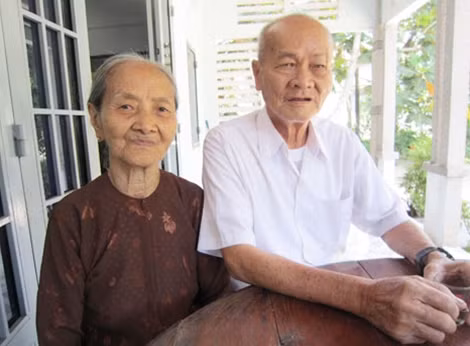 Vợ chồng ông Huỳnh Văn Luông - con trai ông Huỳnh Văn Cảnh may mắn sống sót trong khủng bố trắng Khởi nghĩa Nam Kỳ.