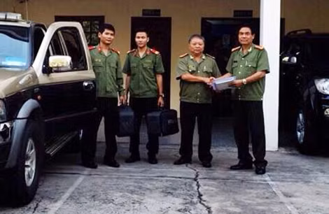 Đại tá Phạm Thanh Lâm (bìa phải) cùng đồng đội phân loại tài liệu để vận chuyển đảm bảo chính xác an toàn.