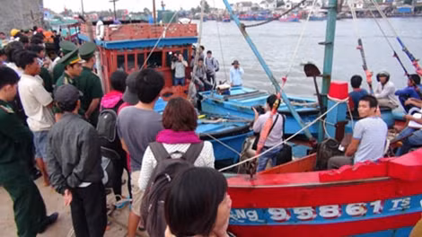 Tàu QNg 95861 đưa xác ngư dân Bẩy về đất liền.