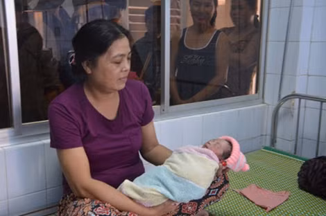 Bé trai bị bỏ rơi đang được chăm sóc ở bệnh viện.