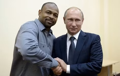 Tổng thống V. Putin (phải) chúc mừng võ sĩ R. Jones trở thành công dân Nga.