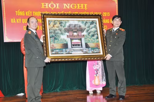 Thiếu tướng Nguyễn Xuân Ngư, Phó chủ nhiệm Thường trực UBKT Đảng ủy CATW tặng quà lưu niệm Công an tỉnh Hải Dương.