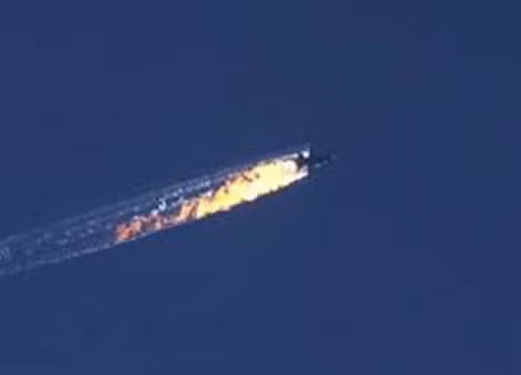 Hình ảnh chiếc Su-24 bị bắn cháy và rơi tại tỉnh Latakia, tây bắc Syria.