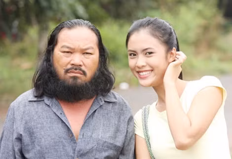 Lê Quang và bạn diễn trên phim trường.