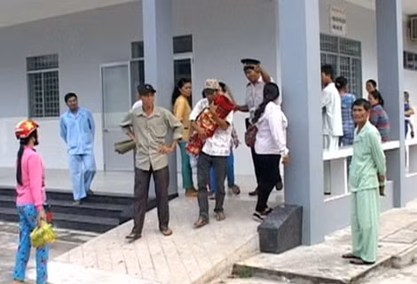 Anh Hải ôm thi thể con trai về nhà lo hậu sự.