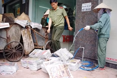 Lực lượng chức năng tiêu hủy sản phẩm.