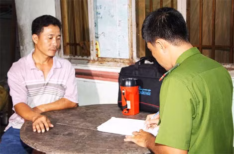 Đối tượng Huỳnh Thanh Long đang khai nhận hành vi vi phạm.