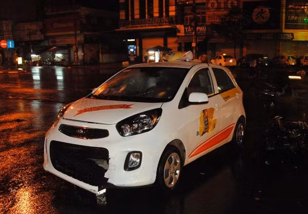 Phần đầu xe taxi bị móp méo, hư hỏng nặng.