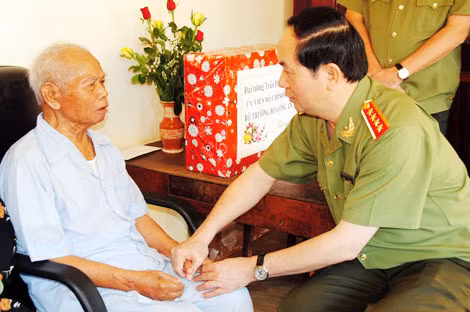 Bộ trưởng Trần Đại Quang đến thăm Thiếu tướng Y Blốk Êban nhân kỷ niệm 40 năm Ngày giải phóng Buôn Ma Thuột.