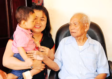Những giây phút thảnh thơi bên con cháu của Thiếu tướng Y Blốk Êban.