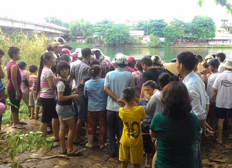 Người dân địa phương tập trung xem lực lượng chức năng tìm kiếm nạn nhân nhảy cầu Vỹ Dạ tự vẫn.