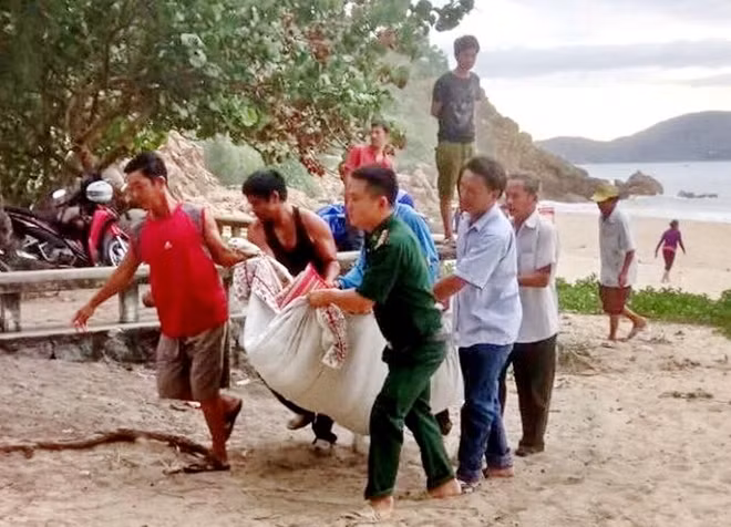 Thi thể nạn nhân thứ ba đã được tìm thấy và đưa từ ngoài biển vào bờ. Ảnh : Châu Văn Toàn