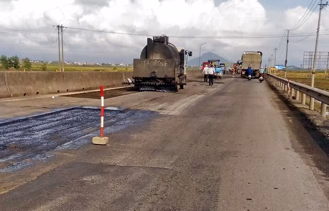 Thi công sửa chữa hư hỏng mặt đường Quốc lộ 1A qua địa phận Phú Yên ở cung đoạn phía Bắc thị trấn Hòa Vinh, huyện Đông Hòa. Ảnh : HỮU TOÀN