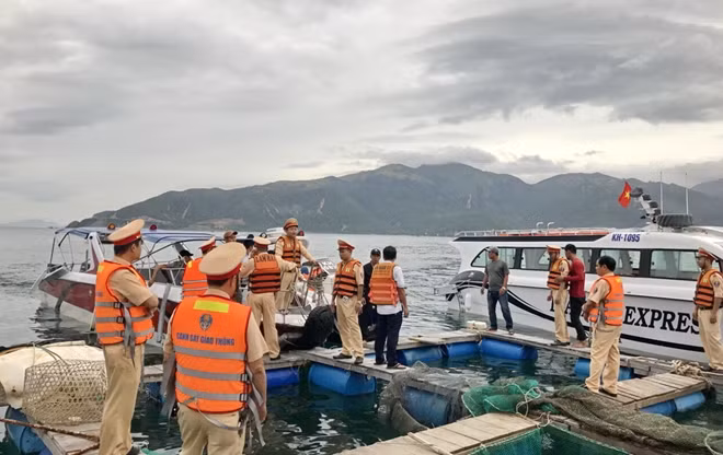 Sau cuộc cứu nạn, Cảnh sát giao thông lên bè nuôi thủy sản ở gần hiện trường để thu thập thông tin vụ việc