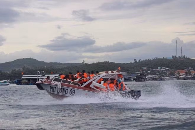 Tàu cao tốc Phi Long 09 vận hành trên vịnh biển Nha Trang trước thời điểm xảy ra tai nạn