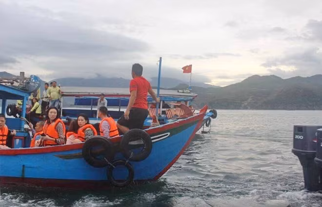 Cảnh sát giao thông cùng một số thuyền trưởng, thuyền viên tàu du lịch cứu vớt người bị nạn đưa vào bờ