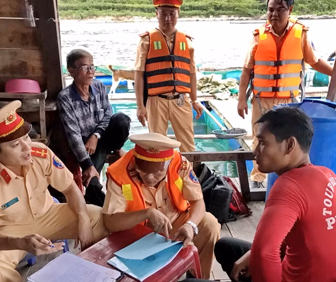 Cảnh sát giao thông thu thập lời khai của thuyền trưởng tàu Phi Long 09 và nhân chứng