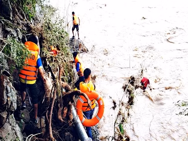 Công an huyện Ninh Sơn cùng nhiều người dân nỗ lực tìm kiếm nạn nhân ven sông Than. Ảnh : CTV