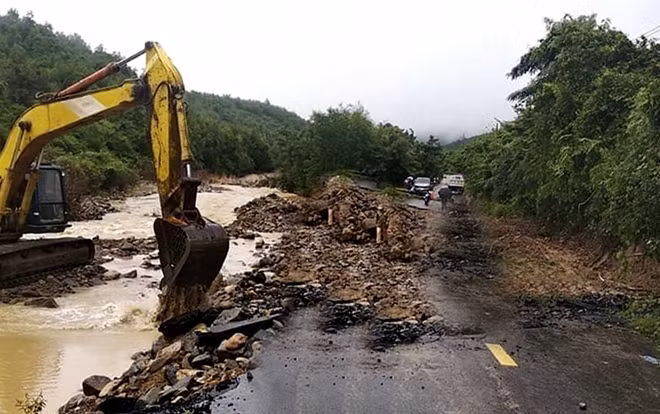 Một vị trí sạt lở nghiêm trọng trên đường tỉnh lộ 9 trước và sau khi thông tuyến