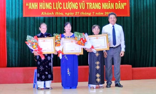 Ông Lê Thanh Quang - Ủy viên Trung ương Đảng, Bí thư Tỉnh ủy Khánh Hòa trao danh hiệu Bà mẹ việt Nam Anh hùng cho 3 bà mẹ được phong tặng